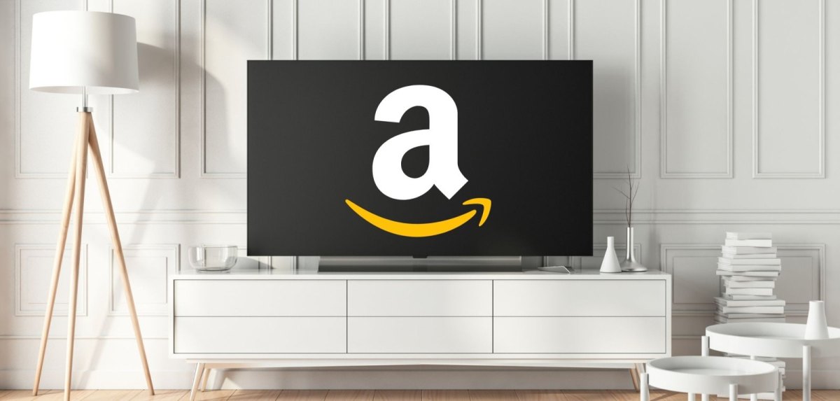 Fernseher mit Amazon-Logo.