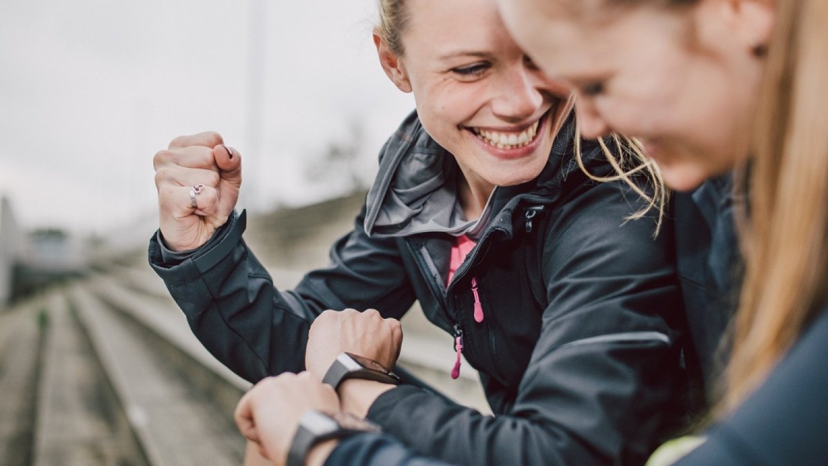 Zwei Menschen mit Smartwatch.