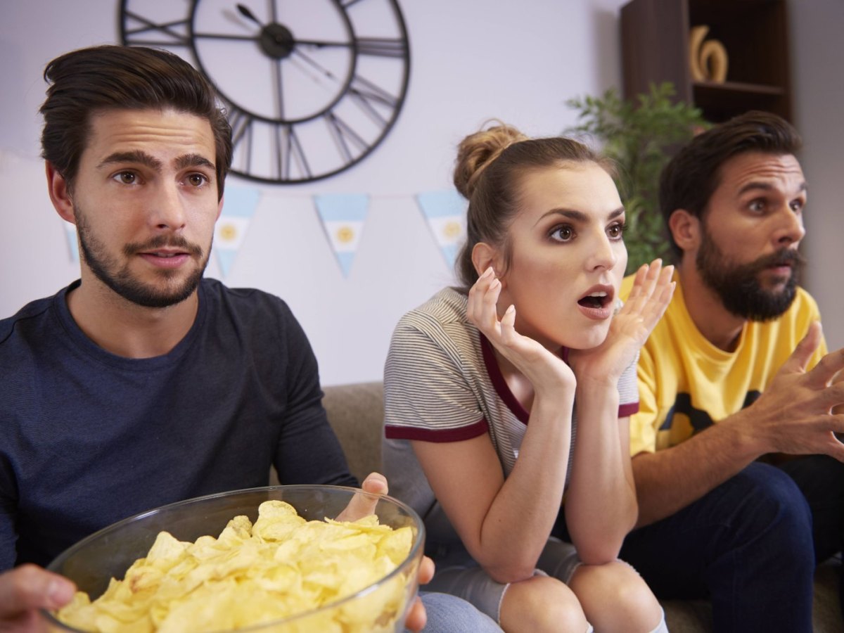 Menschen geschockt vor dem Fernseher