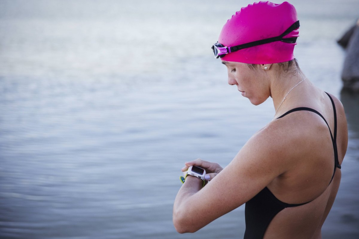 Schwimmerin überprüft ihren Fitness-Tracker