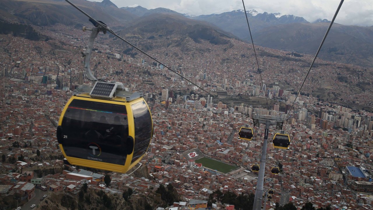 Blick aus der Seilbahn auf die Stadt La Paz in Bolivien.