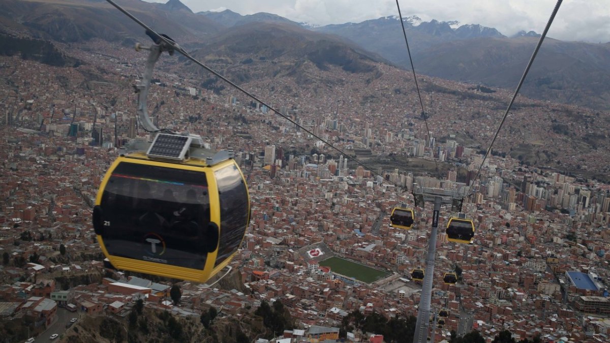 Blick aus der Seilbahn auf die Stadt La Paz in Bolivien.