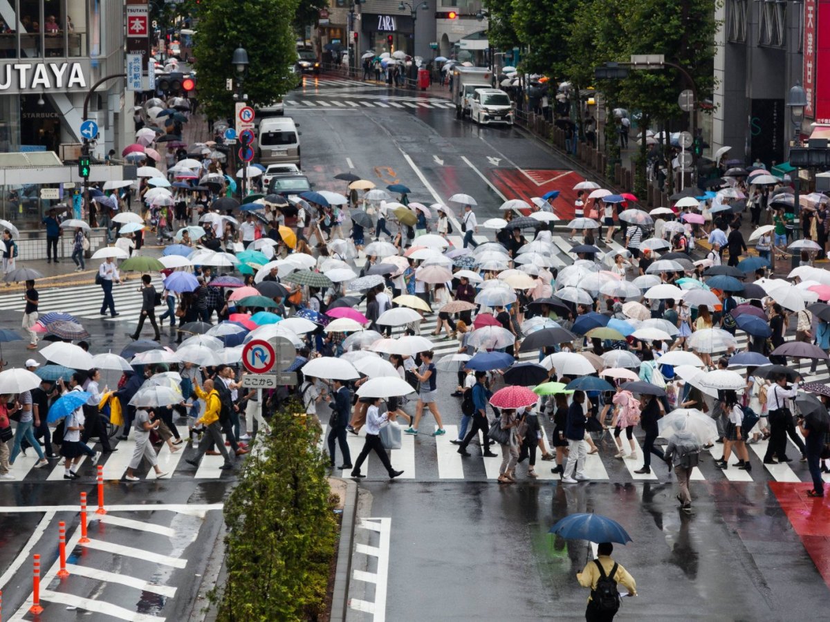 Menschen mit Schirmen in Shibuya