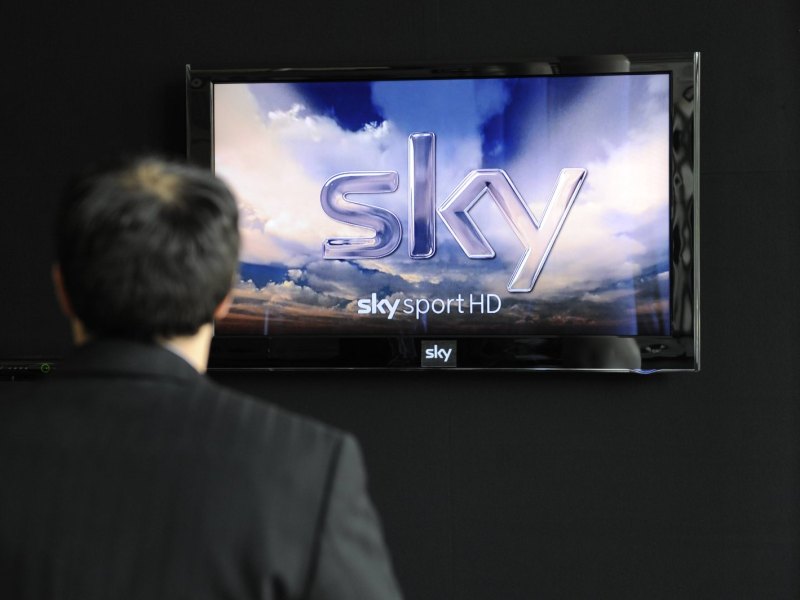 mann schaut auf sky fernsehsender sky rüclkholangebote