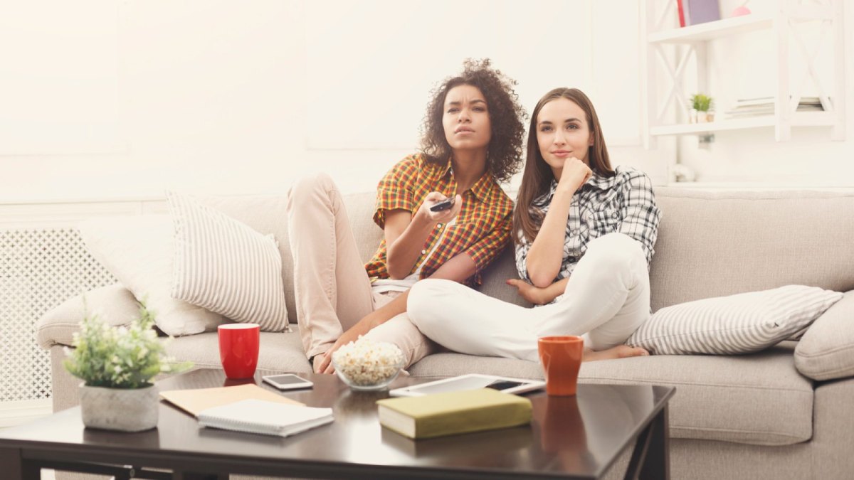 Zwei Freundinnen nachdenklich vor dem TV