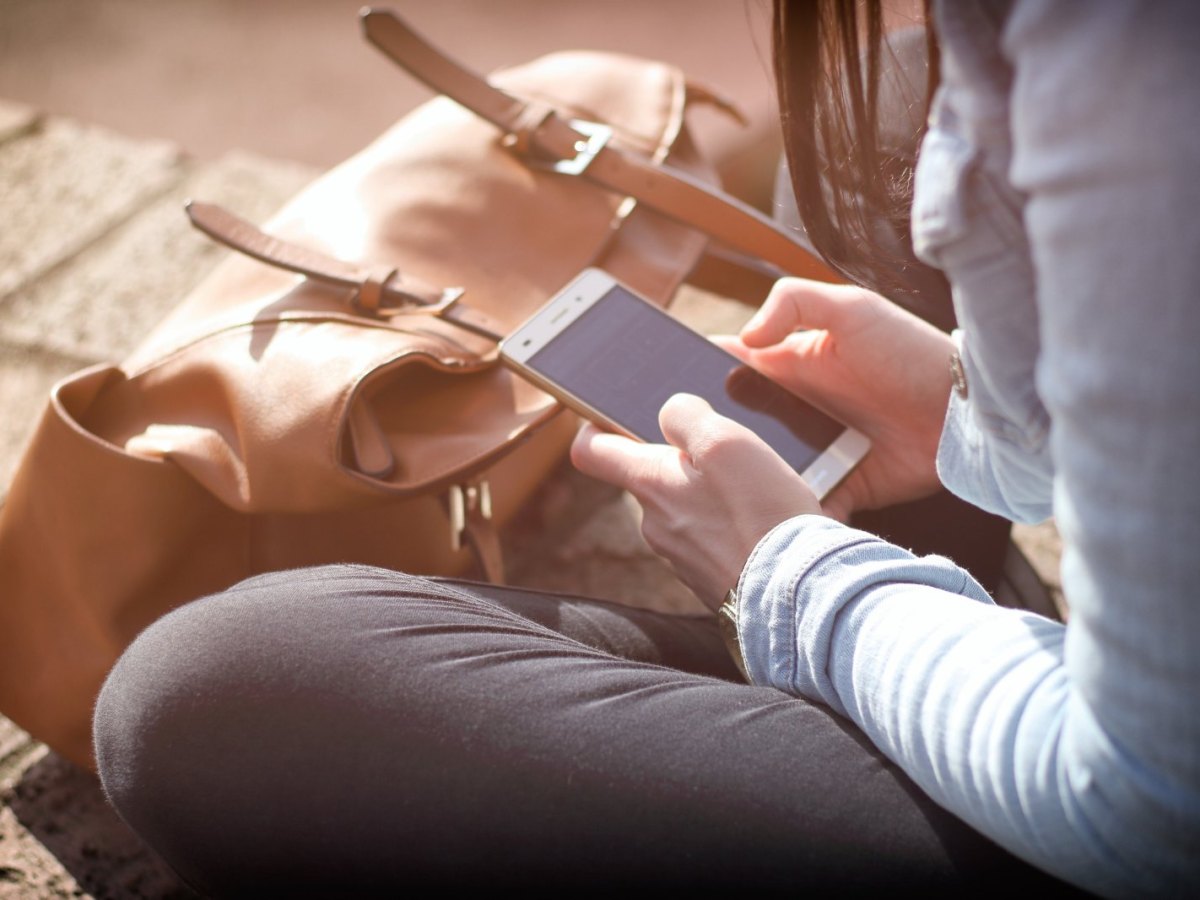 Frau hält Smartphone in der Hand