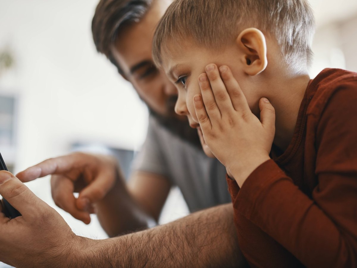 Vater erklärt Sohn das Smartphone