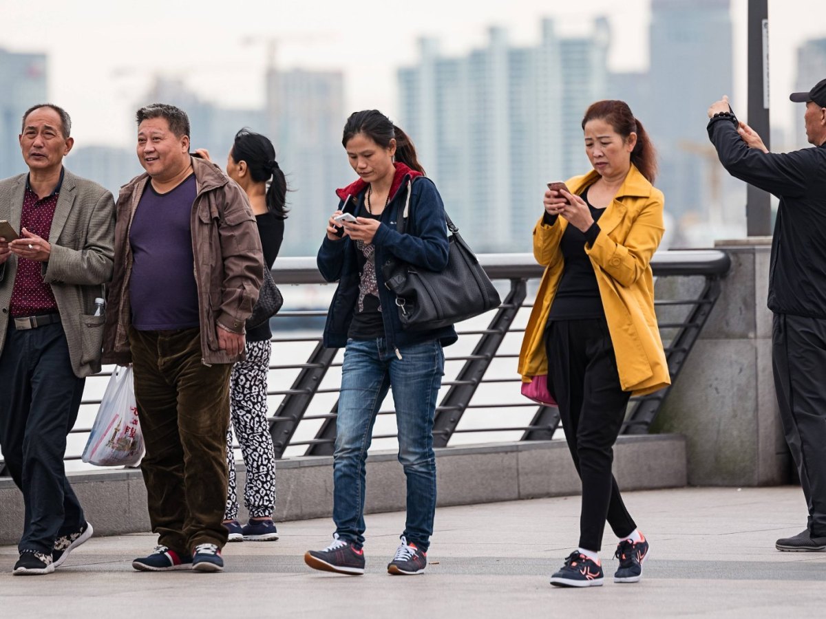 Chinesische Fußgänger mit Smartphones