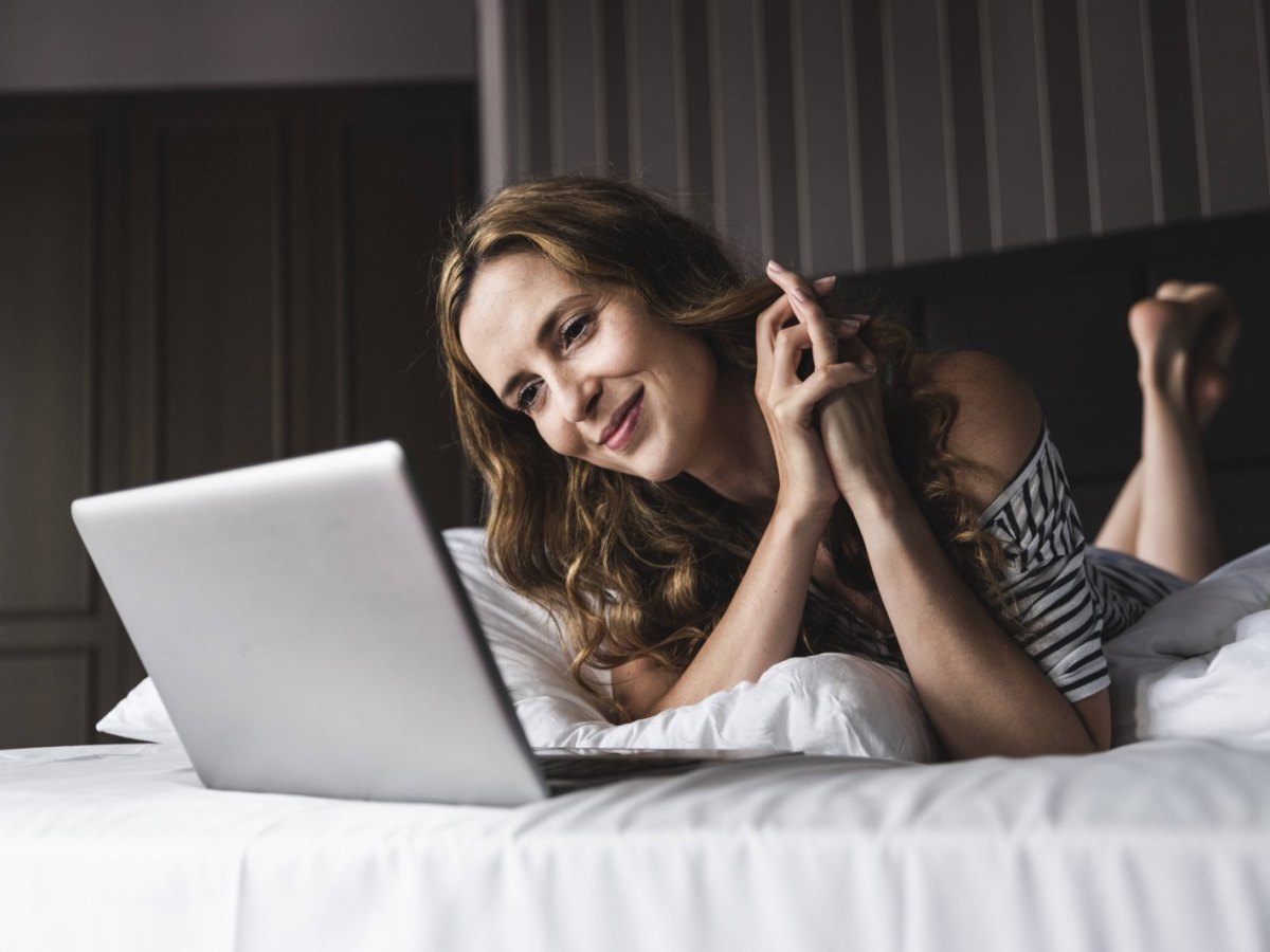 Frau schaut auf Laptop