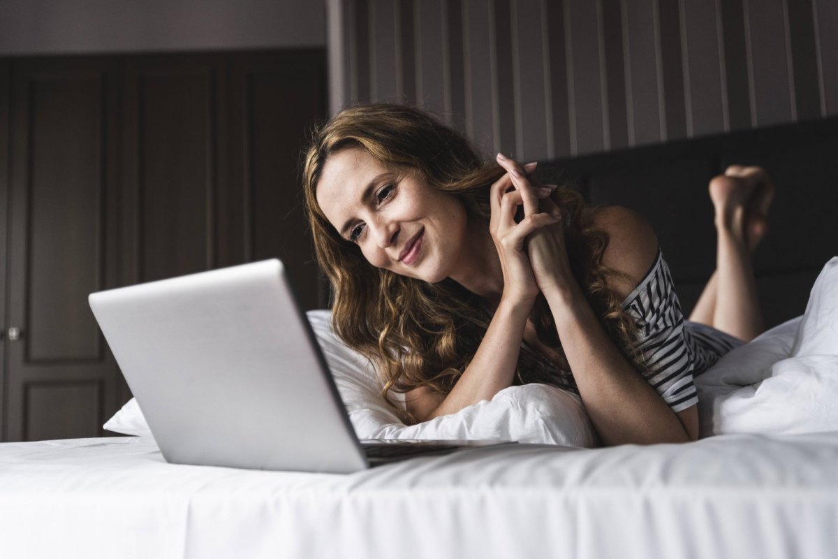 Frau schaut auf Laptop