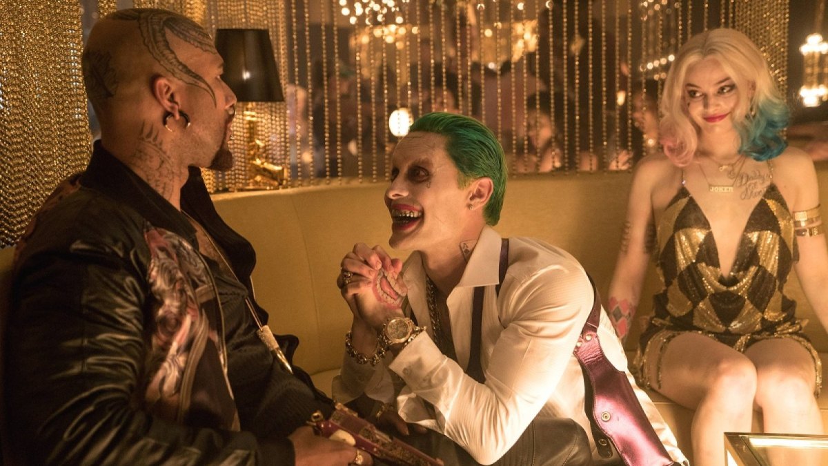 Szene aus Suicide Squad mit Harley Quinn (Margot Robbie) und dem Joker (Jared Leto).