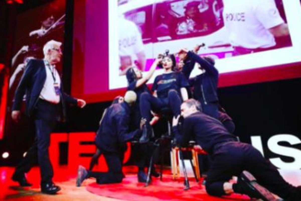 TEDx-Veranstalter rennt auf die Bühne