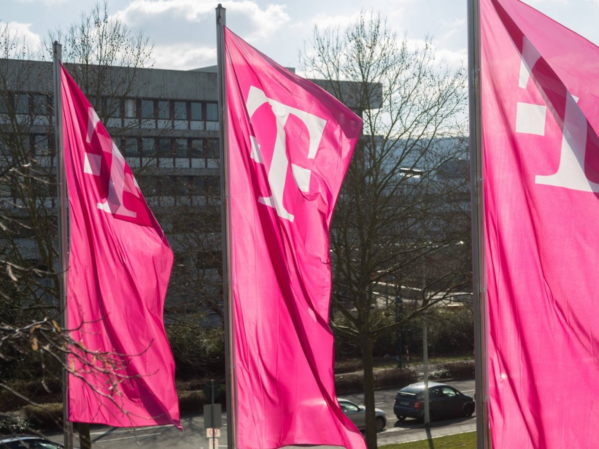 Fahnen der Telekom mit Logo