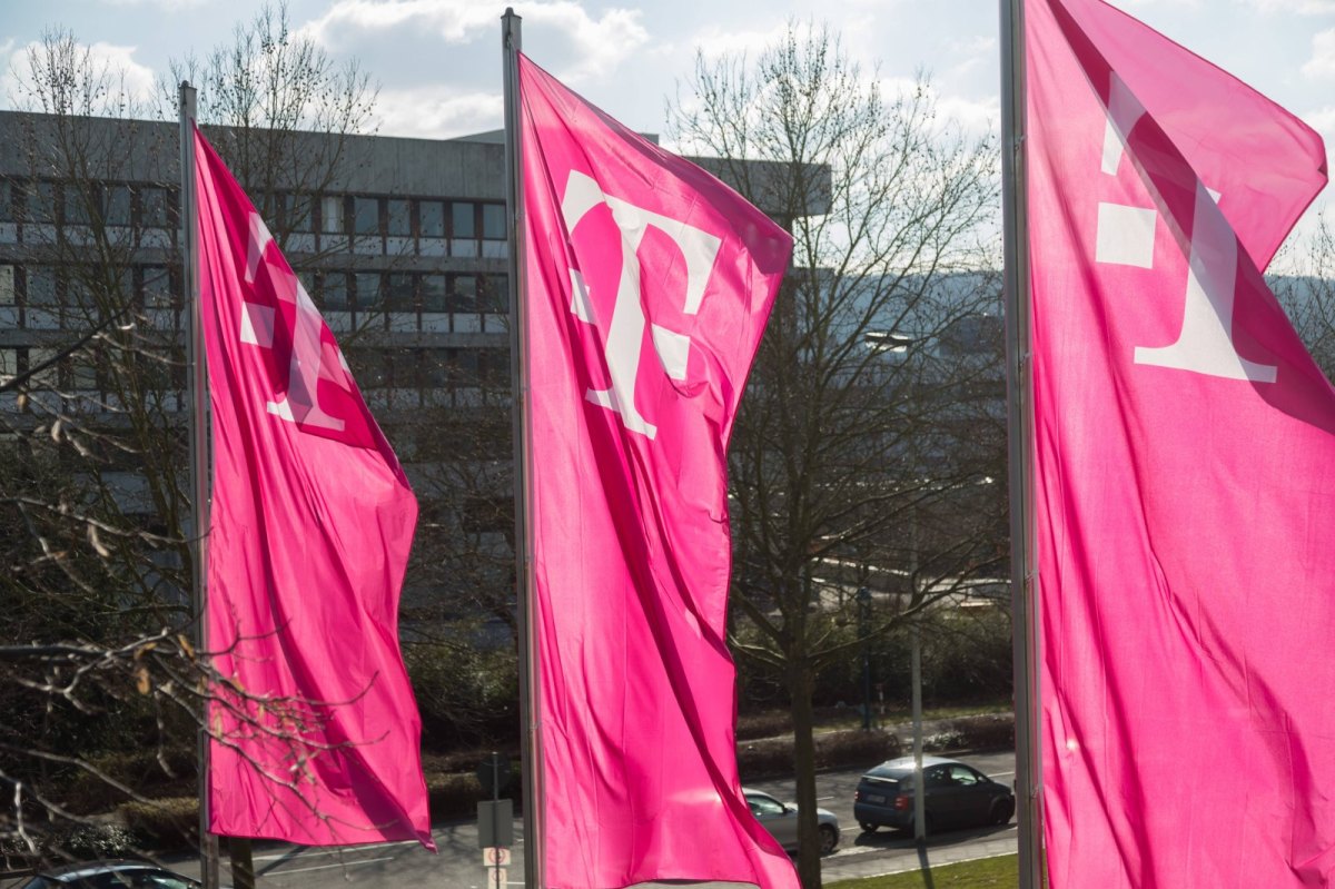 Fahnen der Telekom mit Logo