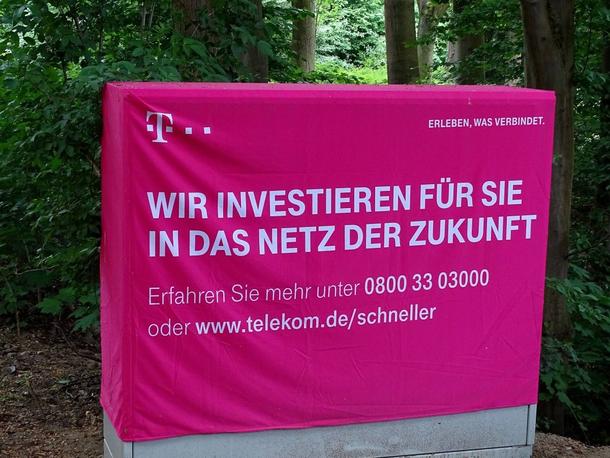 Werbeplakat der Telekom auf einem Stromkasten