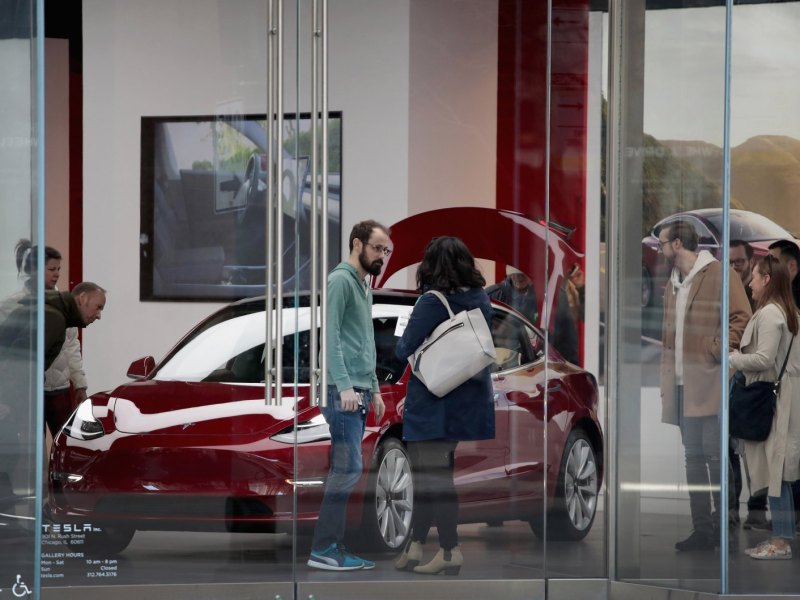 Tesla steht im Autohaus