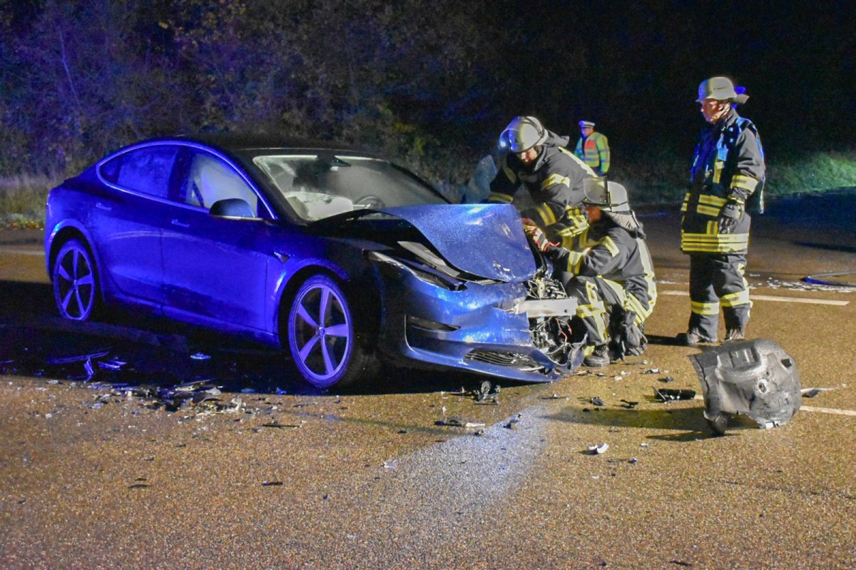 Tesla-Auto gecrasht.