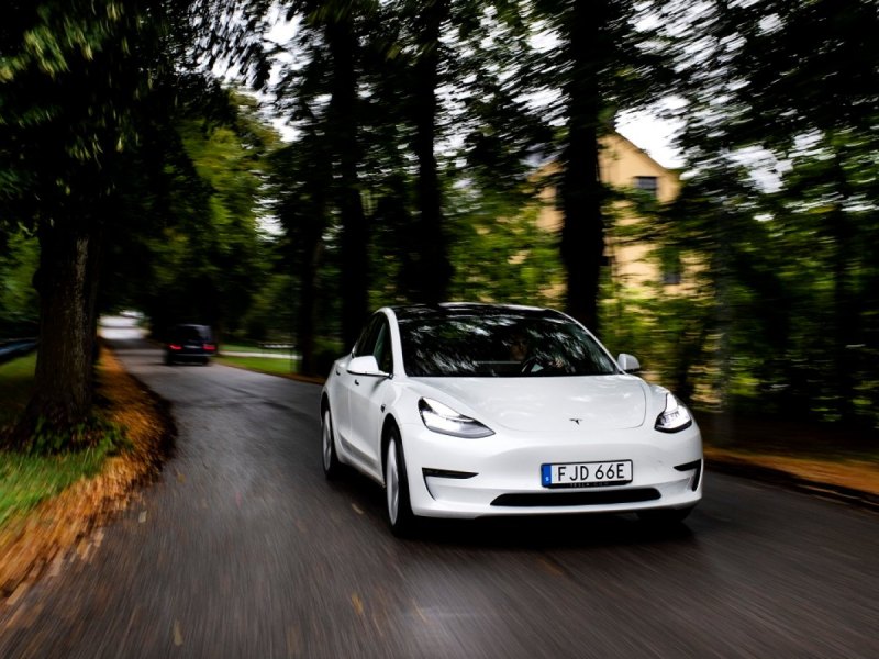 Tesla Model 3 in Fahrt.