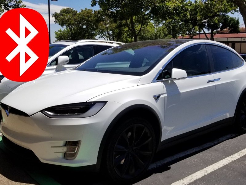 Tesla Model X und Bluetooth Warnzeichen