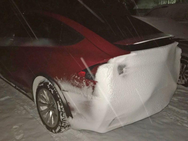 Der Tesla X mit Schnee auf dem Heck.