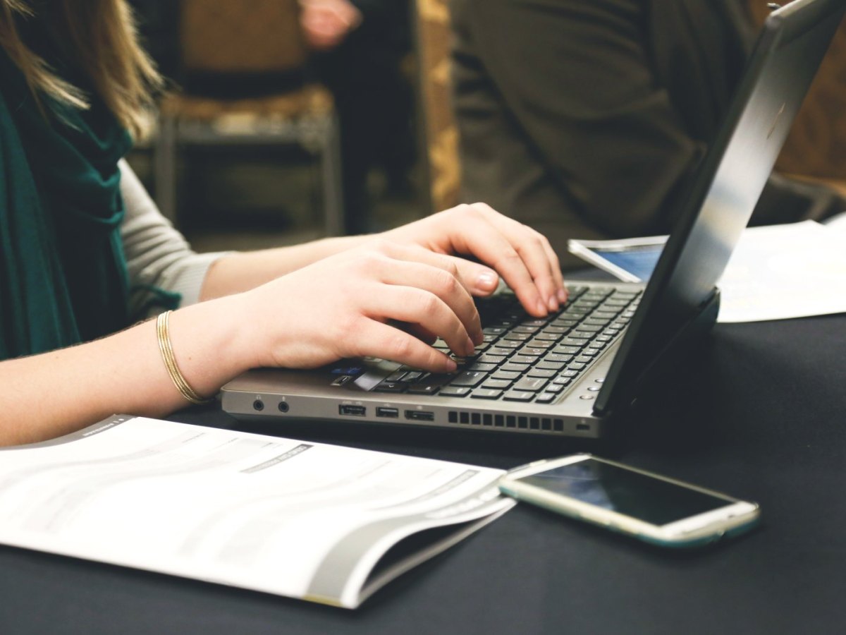 Frau schreibt am Laptop