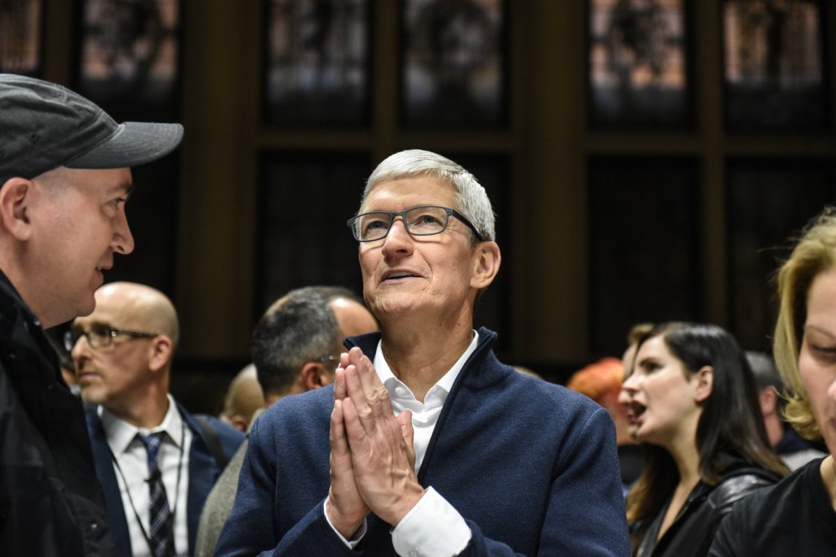 Tim Cook hält auf einer Apple-Event die Hände betend.