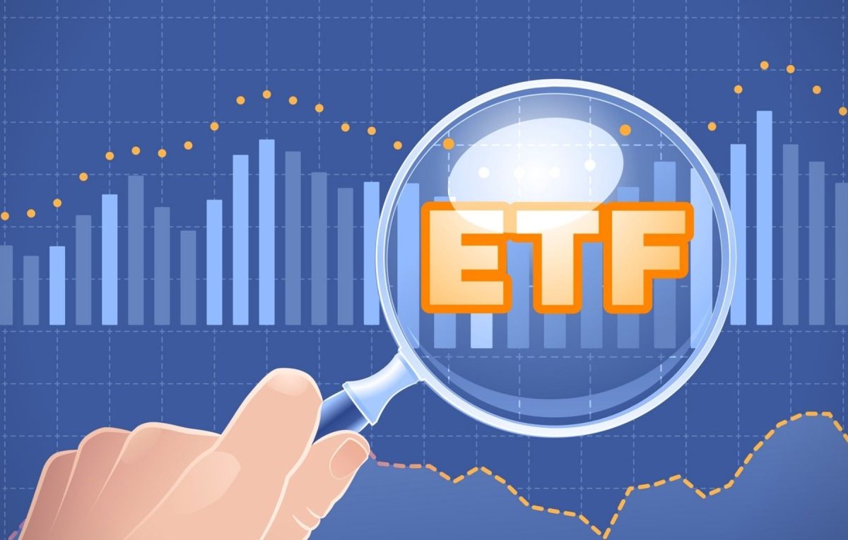 ETF-Schriftzug unter einer Lupe