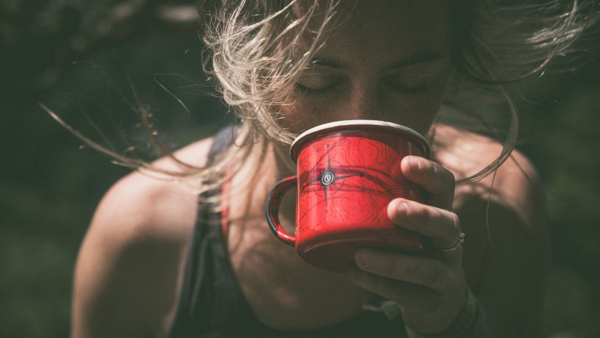 Frau trinkt aus Tasse