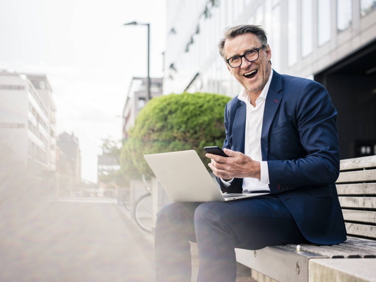 Mann überrascht am Smartphone