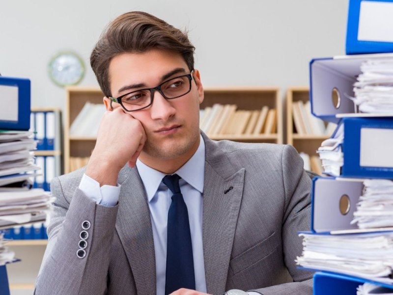 Frustrierter Arbeiter im Büro