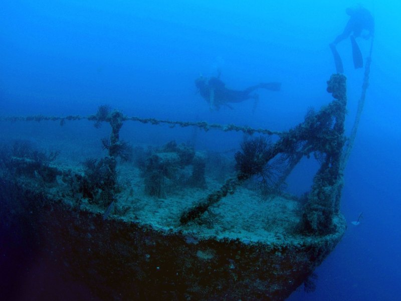 Schiffswrack unter Wasser