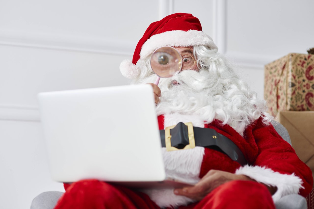 Hältst du dich an gewisse Fristen, sollten eine online bestellten Geschenke pünktlich zu Weihnachten ankommen.
