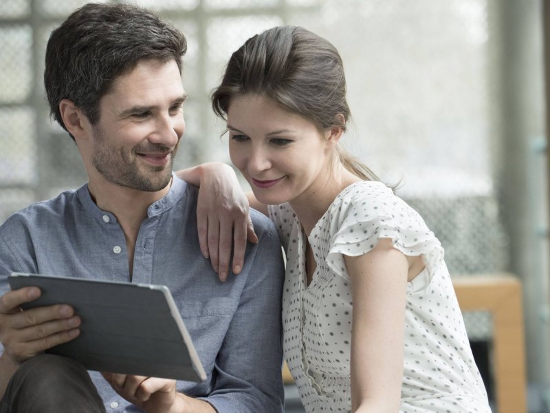 Mann und Frau mit iPad