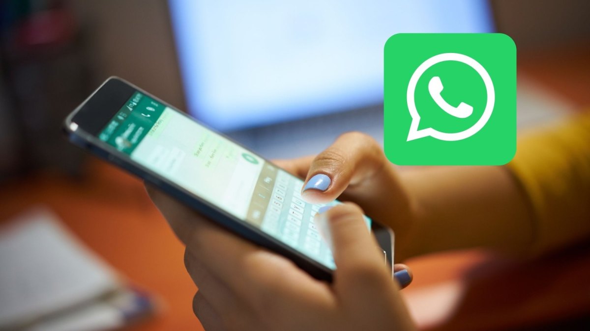 Frau benutzt WhatsApp auf ihrem Smartphone