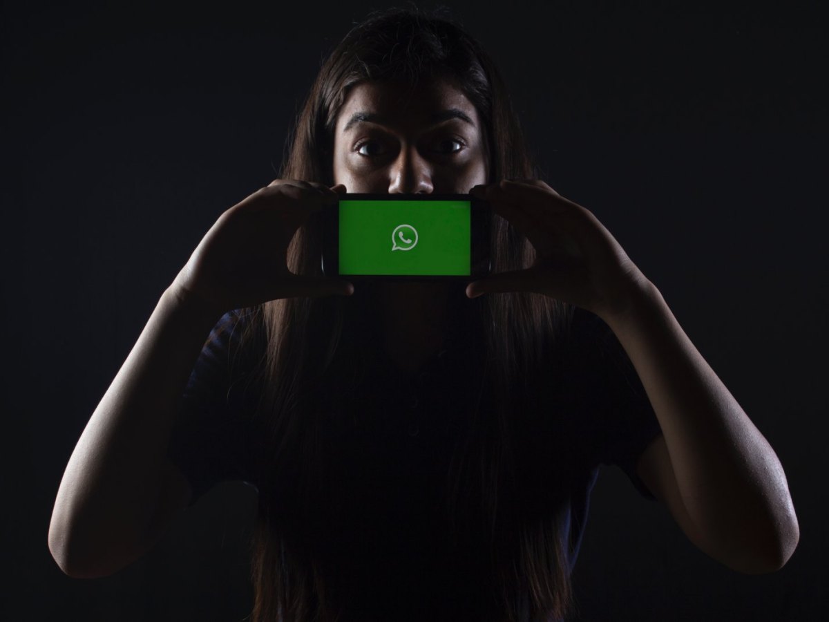 Person hält Smartphone mit WhatsApp