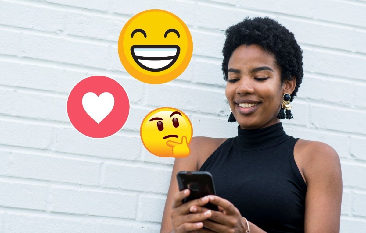 Frau verschickt Emoji-Sticker über Smartphone