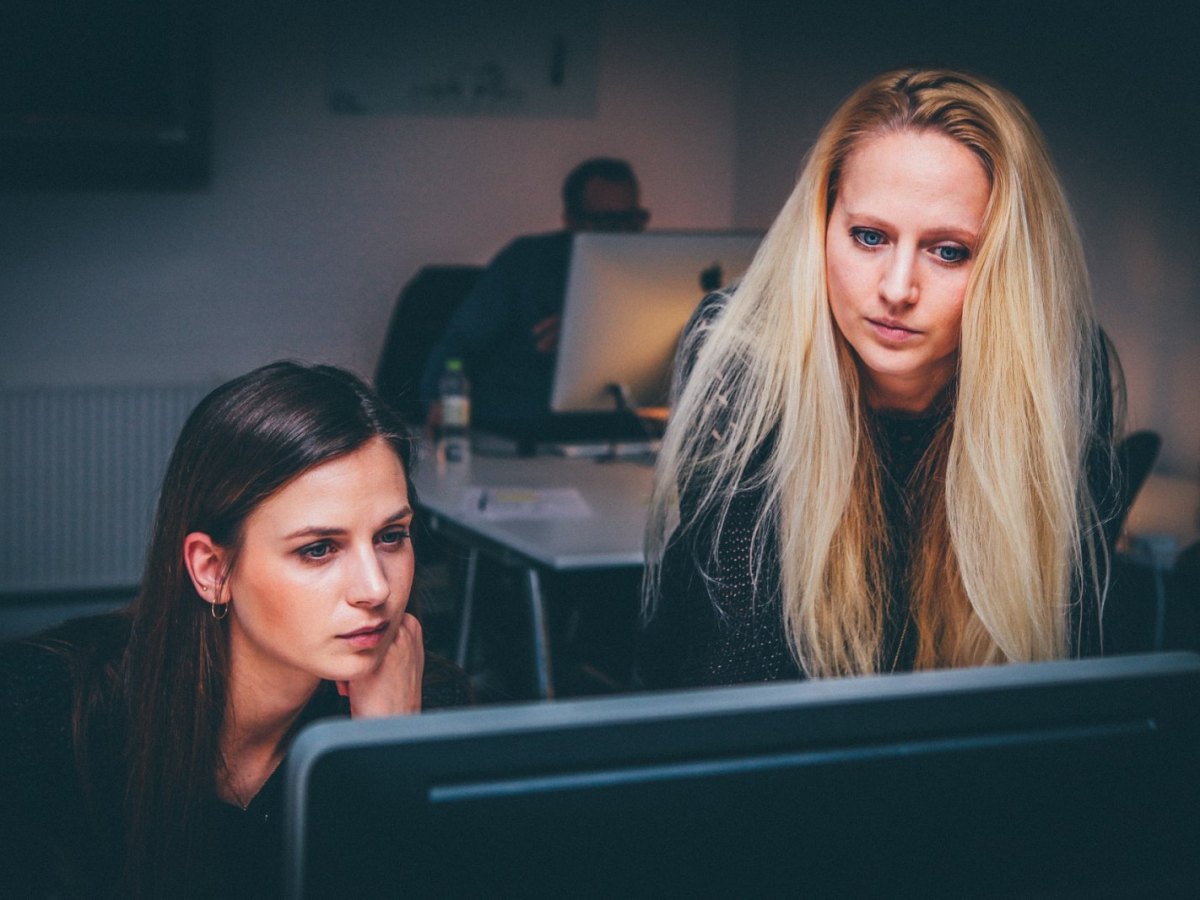 Frauen gucken auf PC