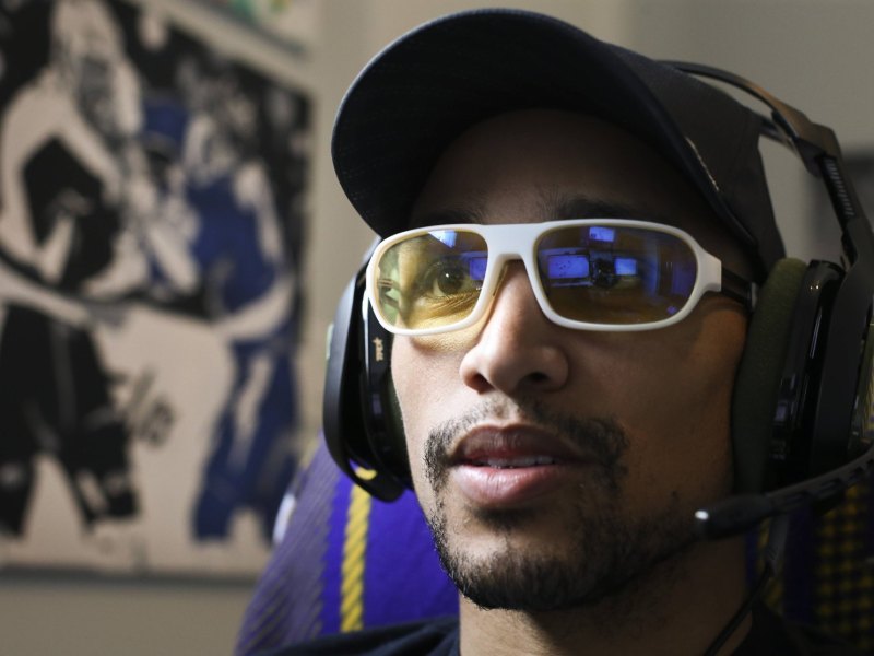 Mann mit Brille und Headset starrt auf Bildschirm