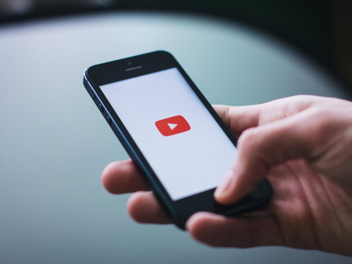 Smartphone mit YouTube-App