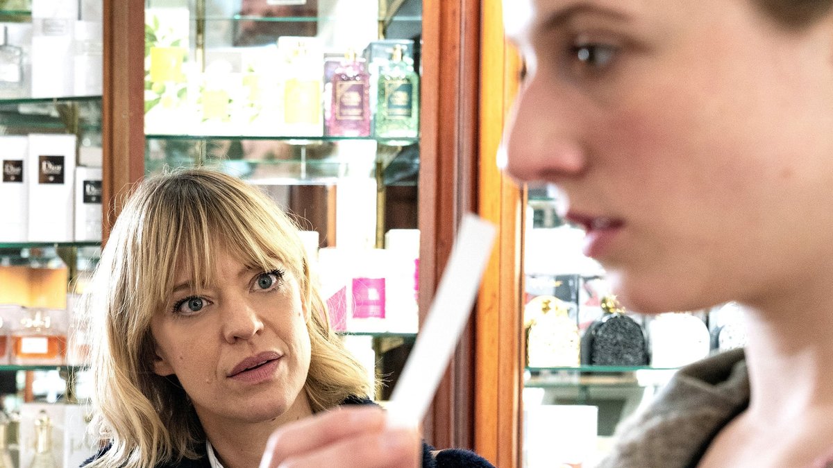 "Tatort: Blind Date": Ellen Berlinger (Heike Makatsch) versucht gemeinsam mit Rosa (Henriette Nagel) herauszufinden