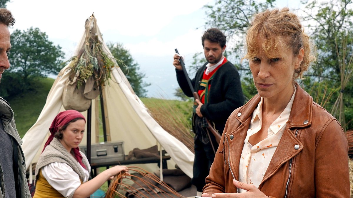 "Der Bozen-Krimi: Mord am Penser Joch": Kommissarin Schwarz (Chiara Schoras) vernimmt das Ehepaar Monika (Katharina Haudum) und Matthias Frank (David Tobias Schneider).. © ARD Degeto/Hans-Joachim Pfeiffer