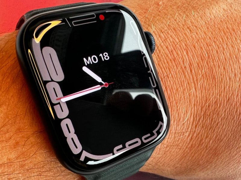 Im Test war eine Apple Watch Series 7 mit 45 mm Aluminiumgehäuse in der Farbe Mitternacht mit einem Lederarmband in Schwarzgrün.. © spot on news