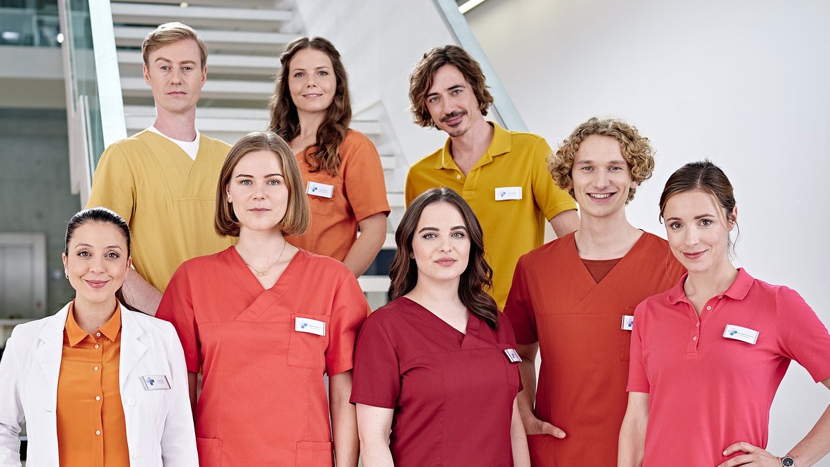 Schichtende für das Ensemble von "In aller Freundschaft - Die Krankenschwestern".. © ARD/Felix Abraham