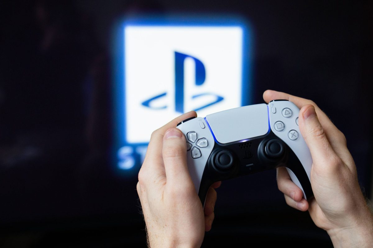 Controller von PS5 vor Fernseher mit Logo