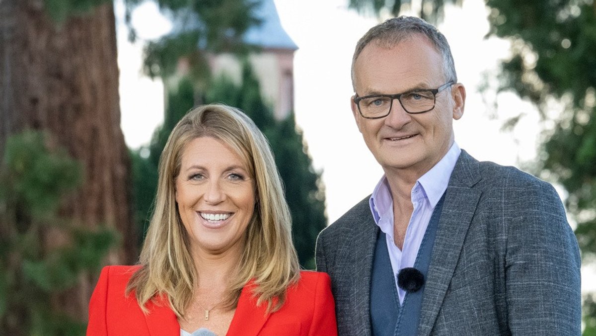 Anne Gesthuysen und Frank Plasberg besuchten Moderator Horst Lichter bei "Bares für Rares".. © ZDF/Sascha Baumann