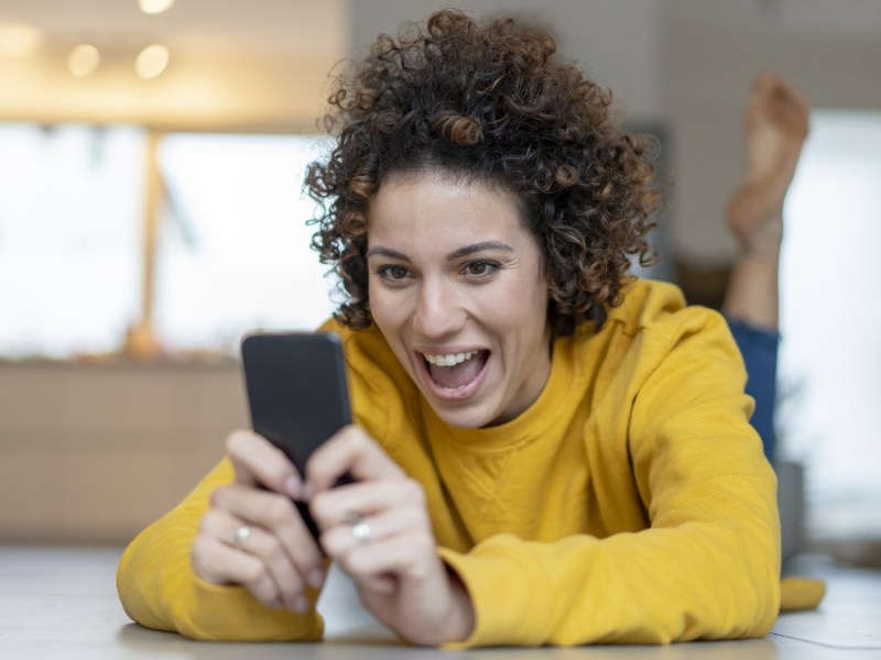 Frau freut sich über unbegrenztes Internet.