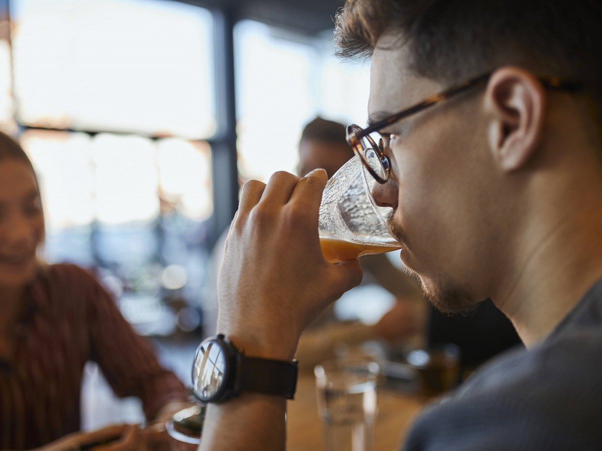 Alkohol trinkender Mann