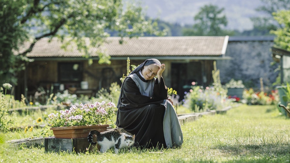 "Tatort: Wunder gibt es immer wieder": Die Nonnen - hier Schwester Barbara (Corinna Harfouch) - haben auch den Gefleckten Schierling im Klostergarten angepflanzt.. © BR/Roxy Film GmbH/Hendrik Heiden