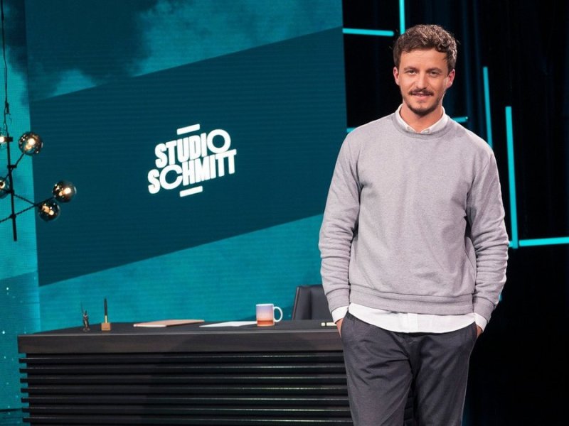 Tommi Schmitt im Studio seiner Sendung "Studio Schmitt".. © ZDF/Ben Knabe