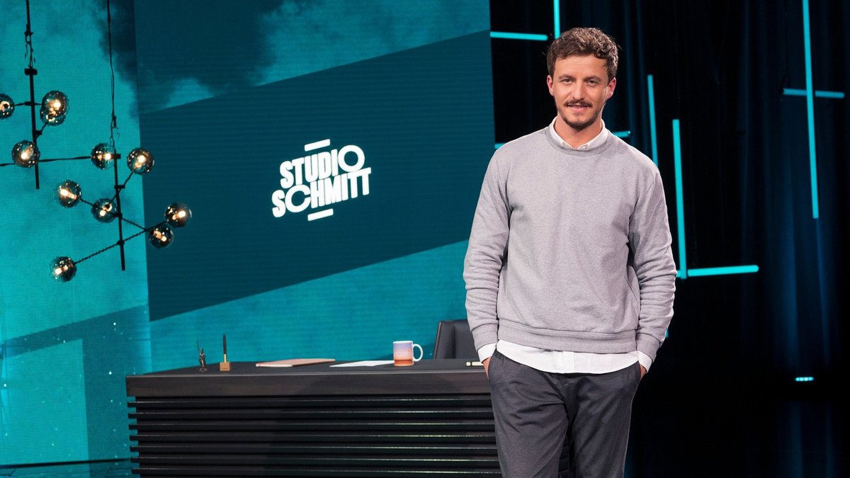 Tommi Schmitt im Studio seiner Sendung "Studio Schmitt".. © ZDF/Ben Knabe